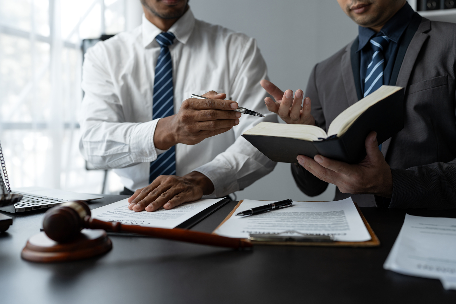 Asesoría jurídica en Collado Villalba con abogados explicando soluciones legales a empresarios