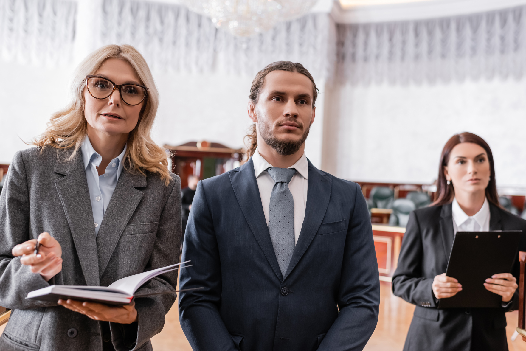 Equipo de abogados en Collado Villalba trabajando juntos en un despacho moderno y profesional